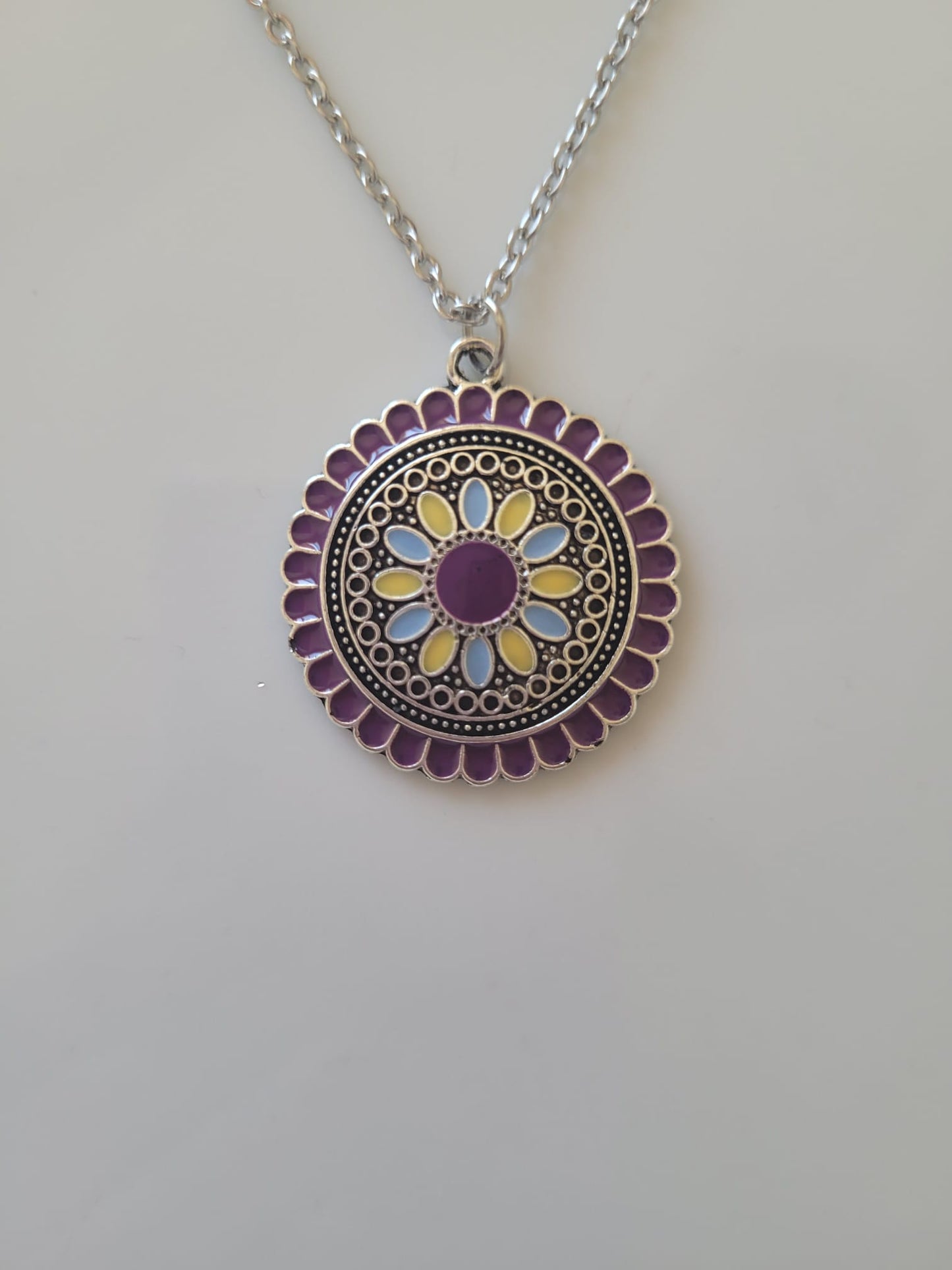 Genérico Collar de flores moradas con colgante de acero inoxidable, joyero de ante, estilo bohemio